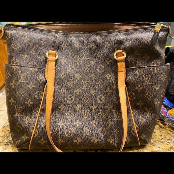 Louis Vuitton Handbags - Authentic Louis Vuitton Purse